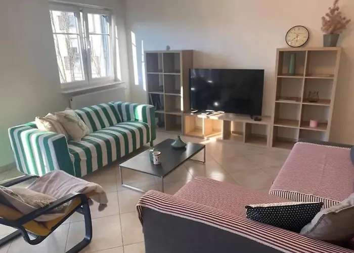 Comfortable 2 Bedrooms Near Train Station
