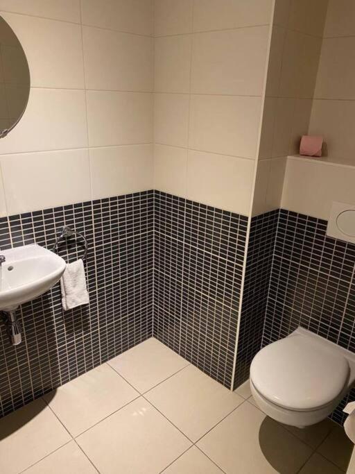 Comfortable 2 Bedrooms Near Train Station Apartamento *