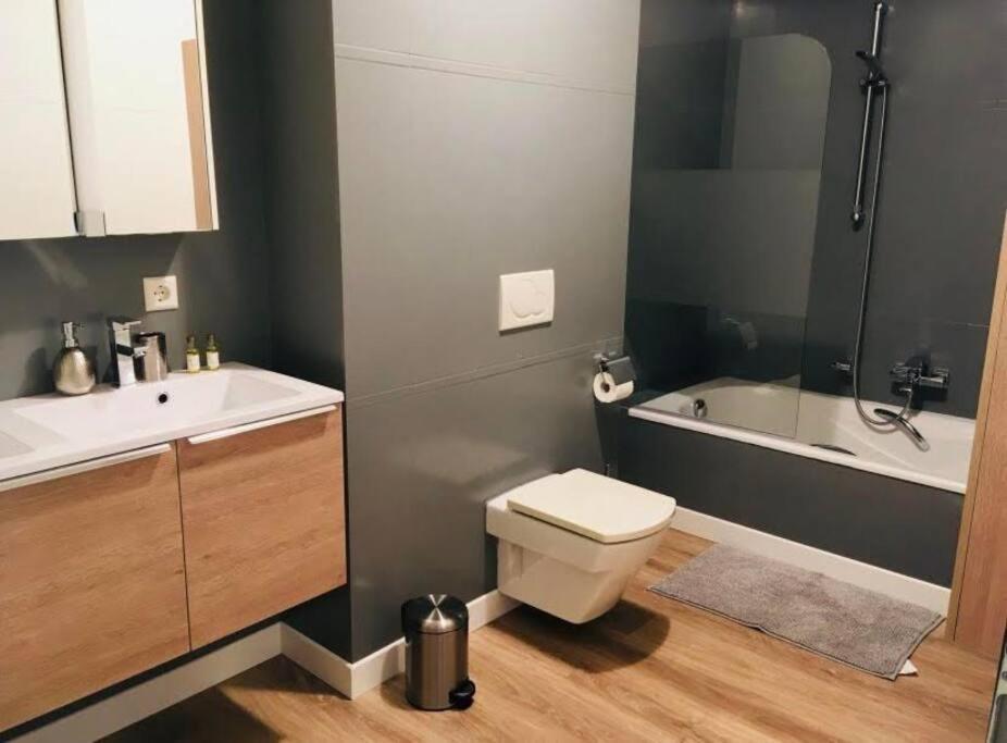 Appartamento Comfortable 2 Bedrooms Near Train Station *
